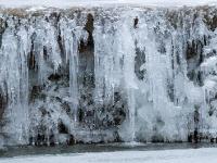 Bachkaskade mit langen Eiszapfen und verschiedenen Eisfiguren
